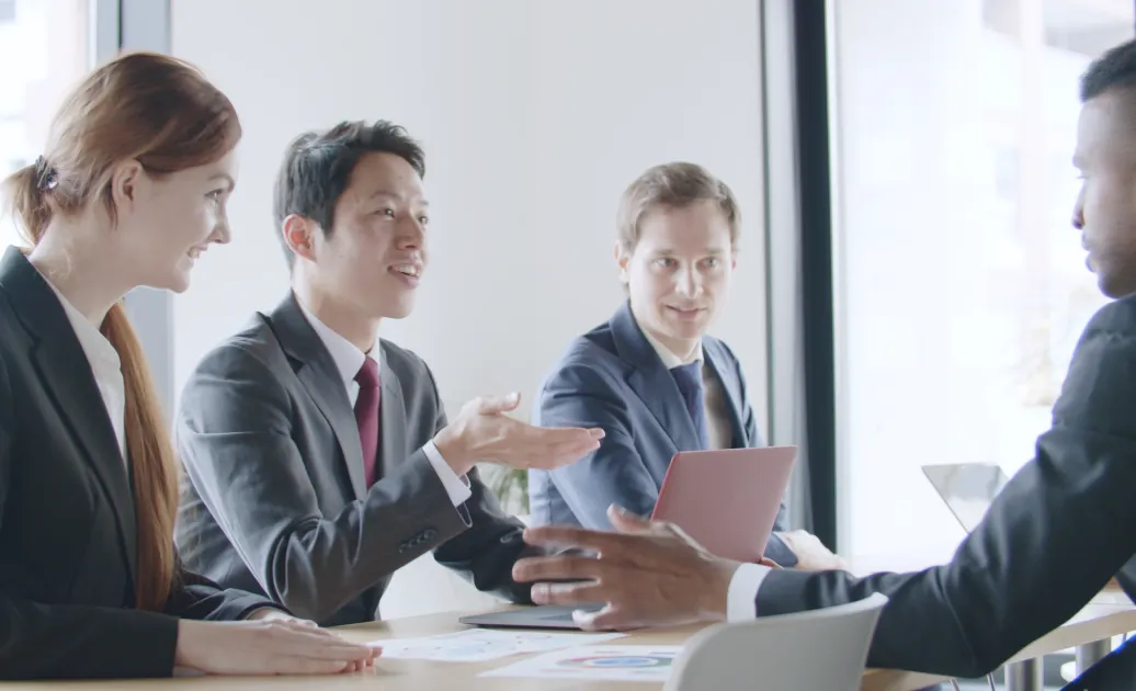 海外の会議室で投資家と議論する日本企業の経営陣