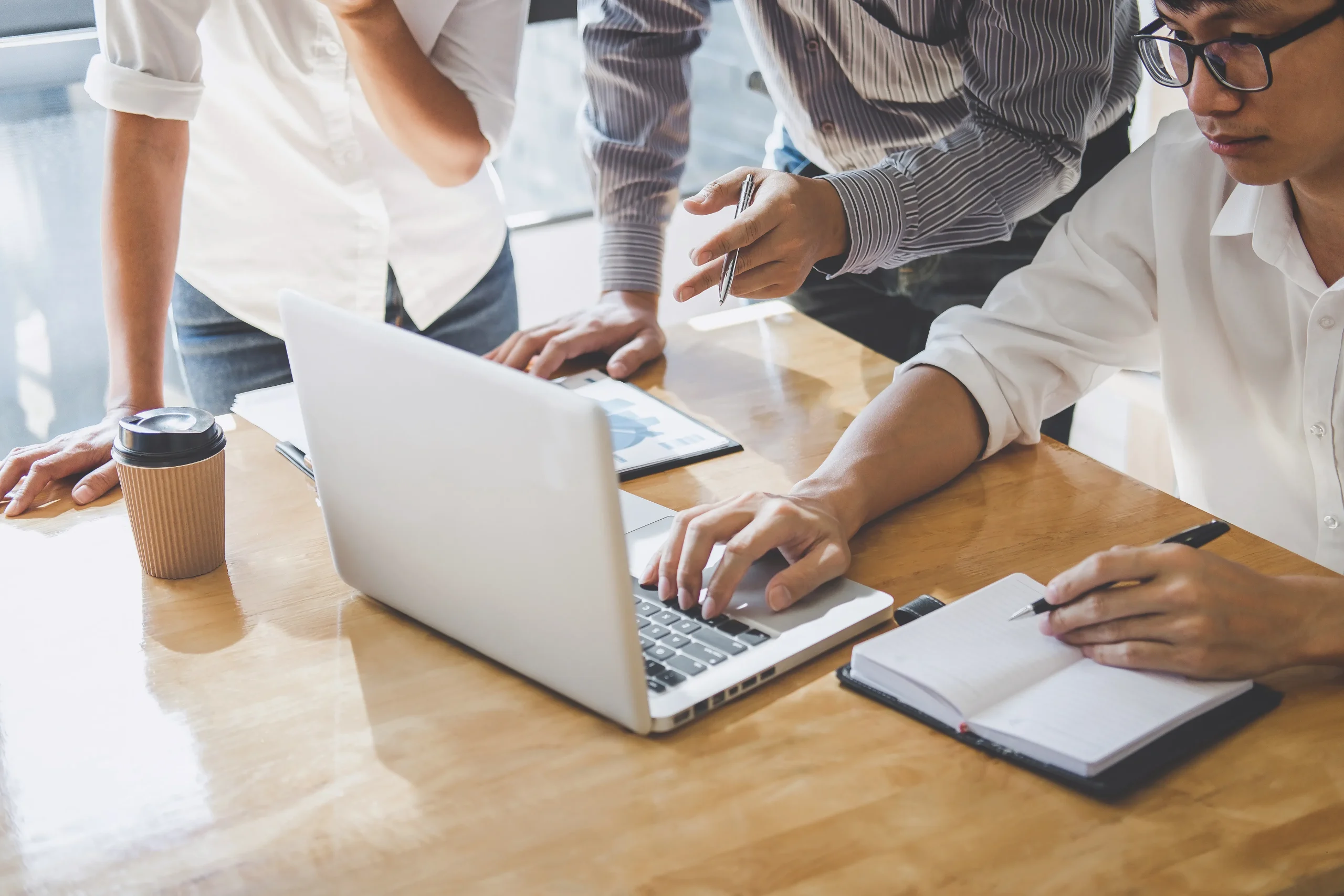 社内会議の通訳者と会議アサイン担当者をチームにしたBPO